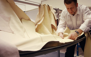 7849_15772_0_Wiesmann_FullScreen_Handarbeit_Sattlerei_04